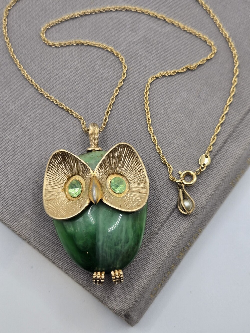 Mid Century Faux Jade Chubby Owl Necklace Jelly Belly Aesthetic Gold Chain 20"